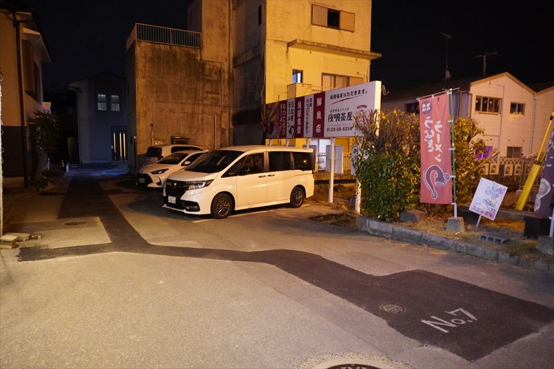 お店の前など19台分の駐車場があります