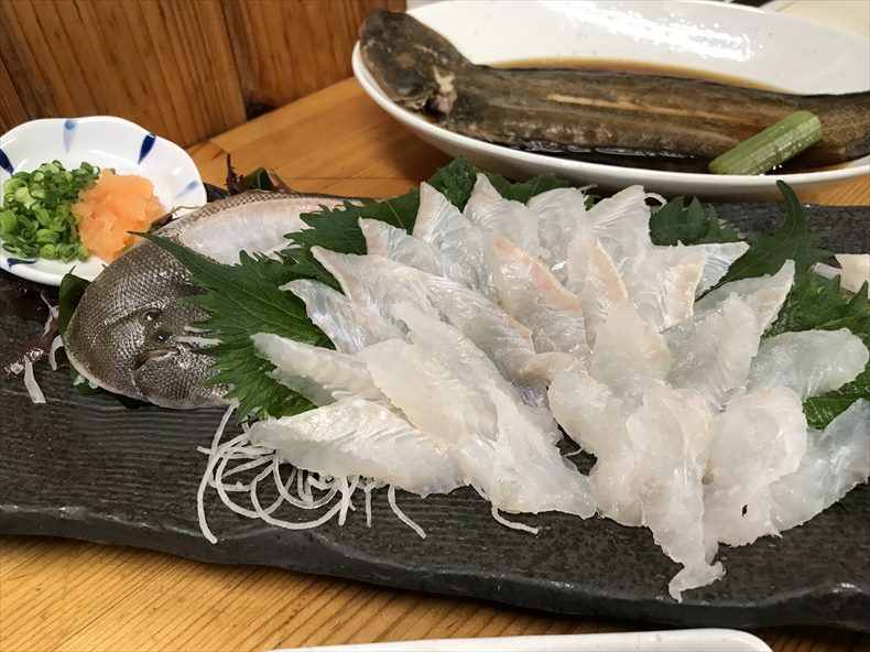 夜明茶屋の名物 クツゾコの刺し身と煮付け